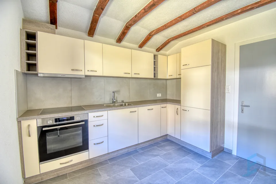 A LOUER Bel appartement rénové de 3 ½ pièces au dernier étage