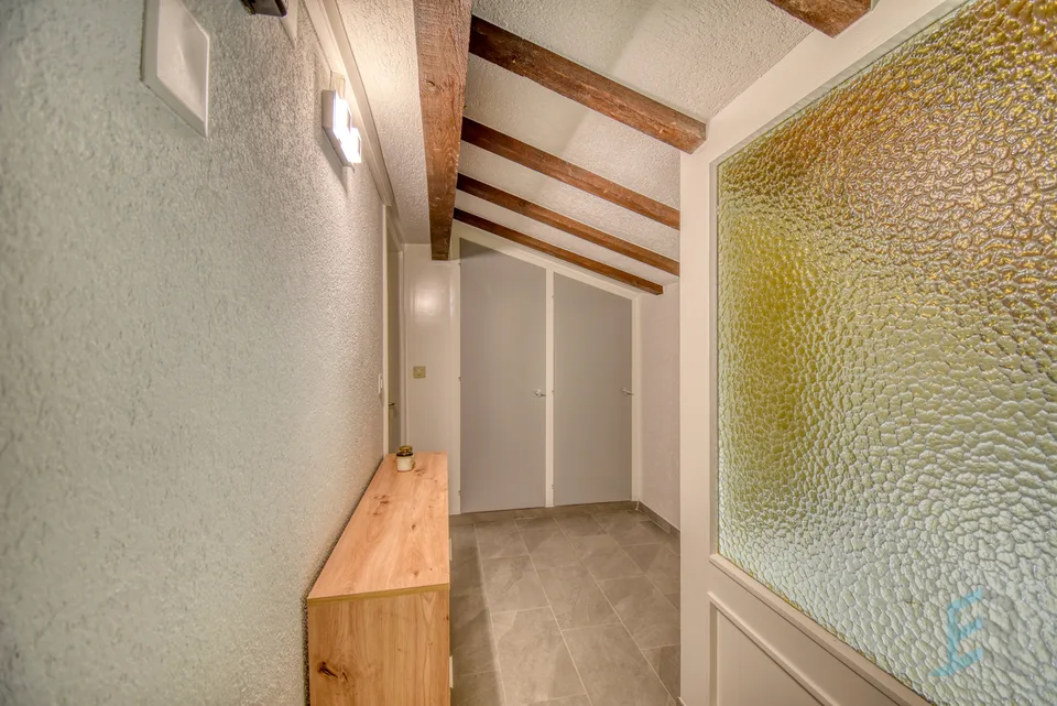 A LOUER Bel appartement rénové de 3 ½ pièces au dernier étage – Foto 8 von 13