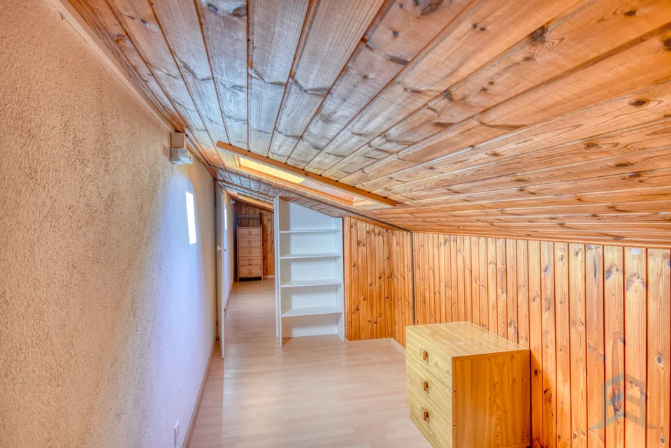 A LOUER Bel appartement rénové de 3 ½ pièces au dernier étage – Foto 7 von 13