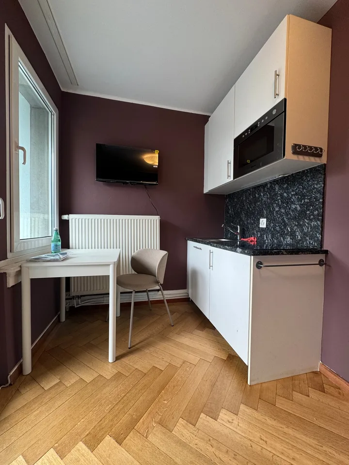 Frisch saniertes und neu möbliertes Studio zu vermieten