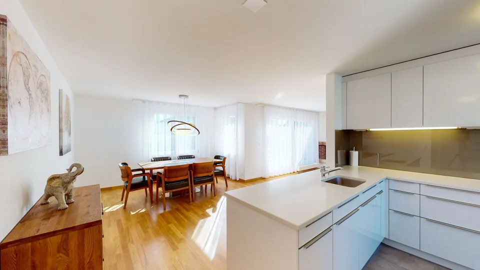 Appartement élégant de 4 pièces avec cheminée et 3 balcons à Zürich Seefeld
