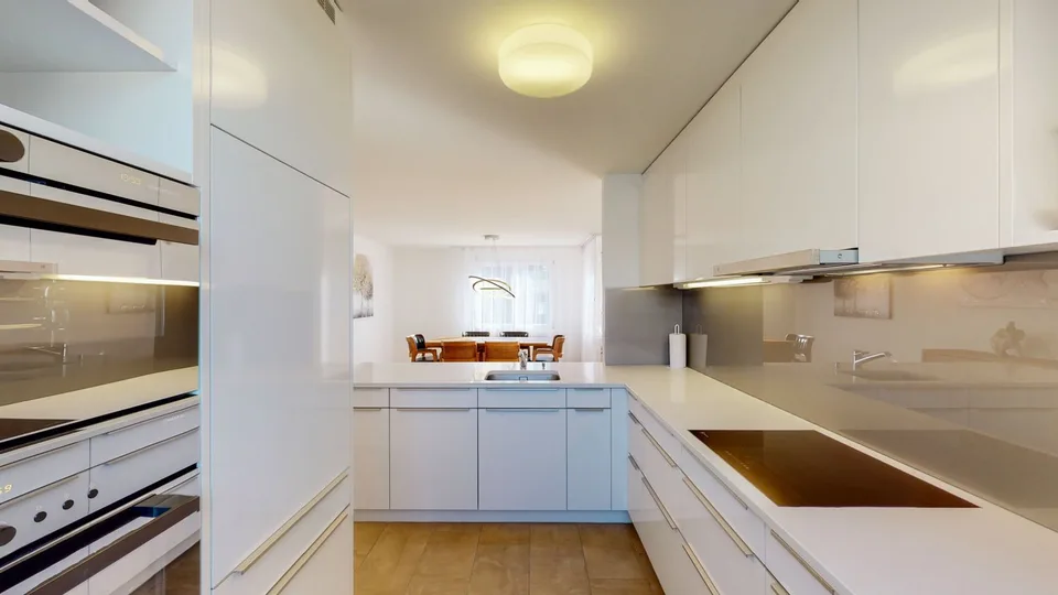 Appartement élégant de 4 pièces avec cheminée et 3 balcons à Zürich Seefeld