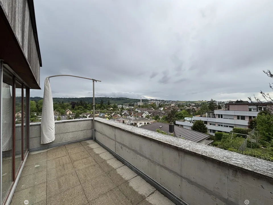 Appartamento di 4.5 locali con balcone e vista panoramica a Biel