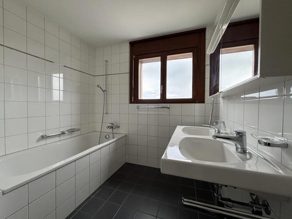 Appartamento di 4.5 locali con balcone e vista panoramica a Biel – foto 12 di 12