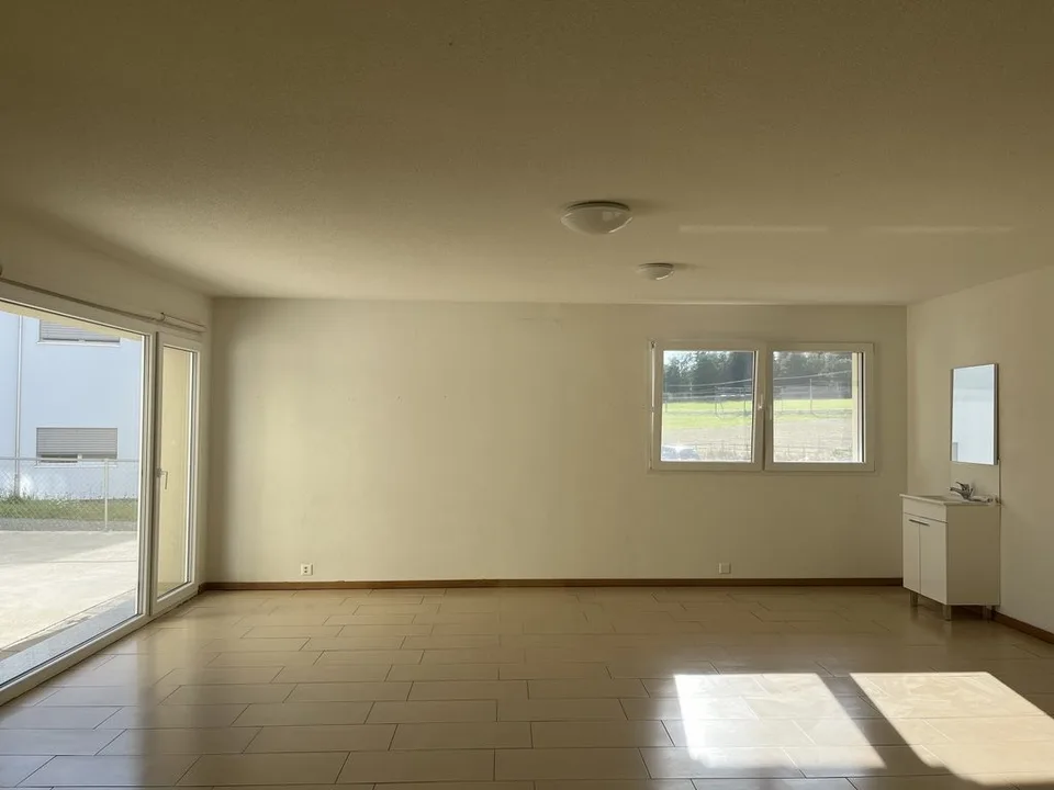 CHENENS (IT) - Locale commerciale al piano terra - 190m2