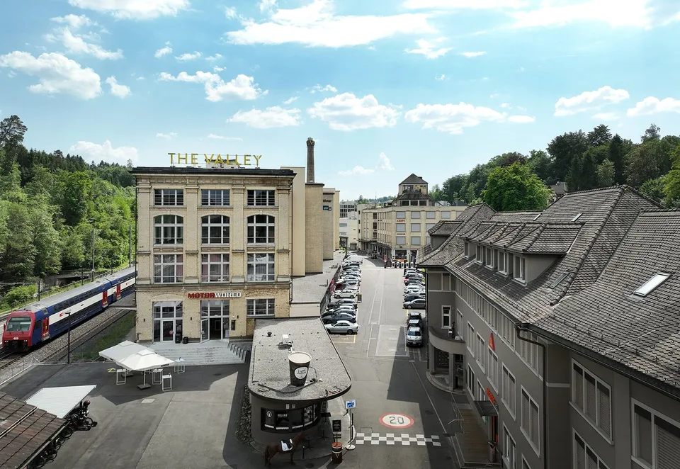 Grosszügige Gewerbe-/Büro-/Studiofläche mit hohen Decken und viel Tageslicht im The Valley