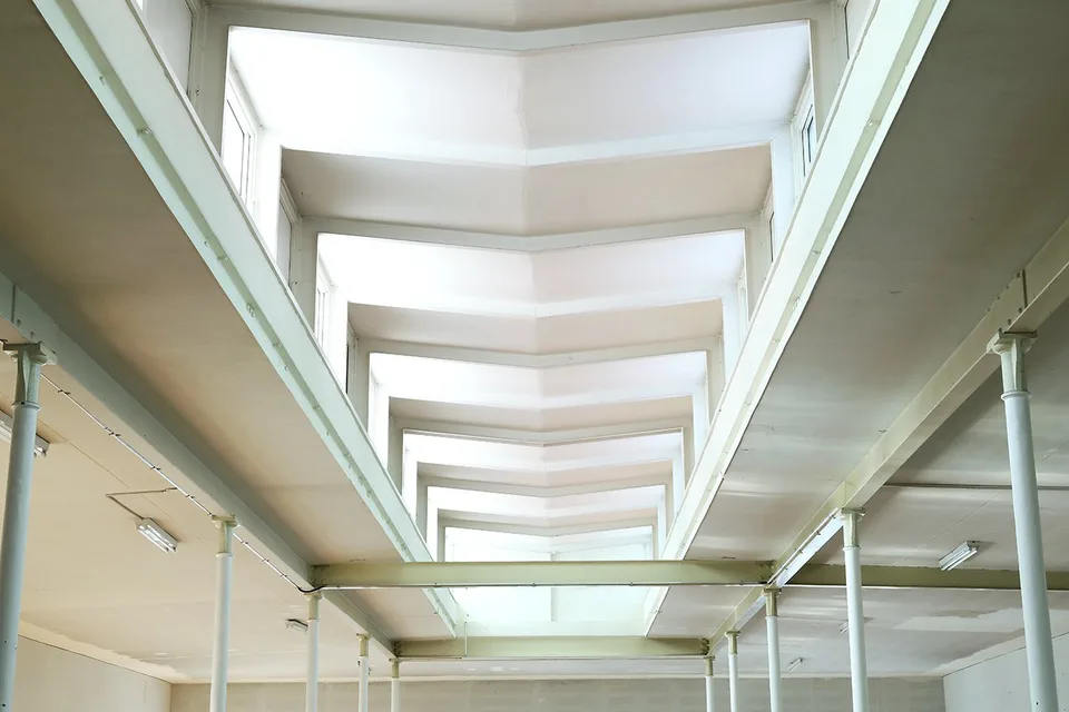 Grosszügige Gewerbe-/Büro-/Studiofläche mit hohen Decken und viel Tageslicht im The Valley