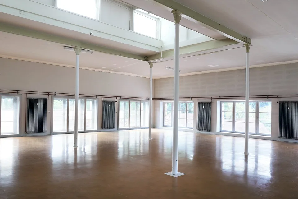 Spazioso spazio commerciale/ufficio/studio con soffitti alti e molta luce naturale nel The Valley – foto 7 di 9