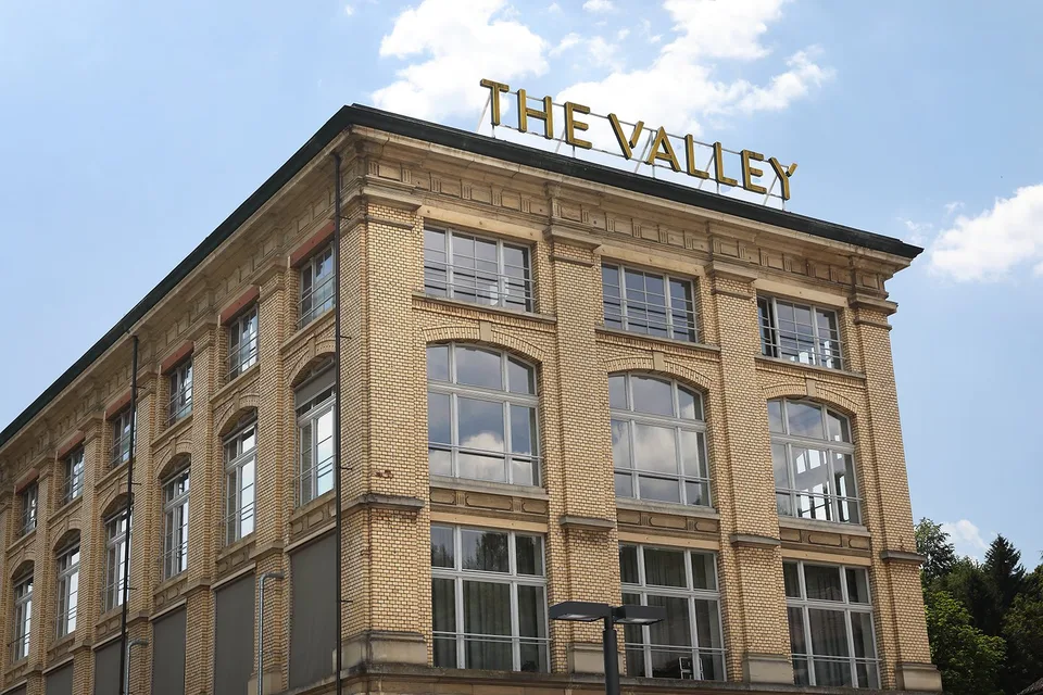 Grosszügige Gewerbe-/Büro-/Studiofläche mit hohen Decken und viel Tageslicht im The Valley