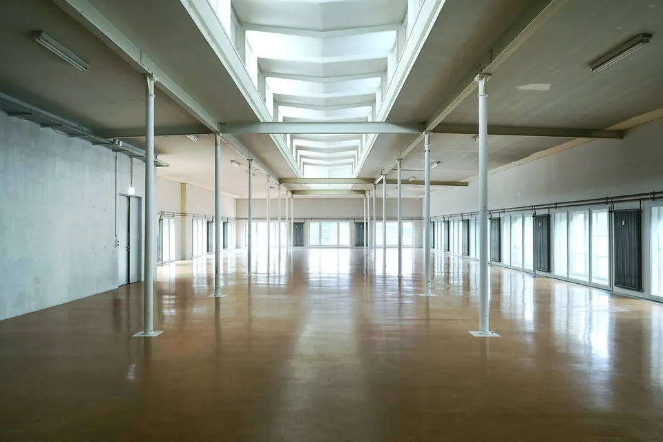 Grosszügige Gewerbe-/Büro-/Studiofläche mit hohen Decken und viel Tageslicht im The Valley