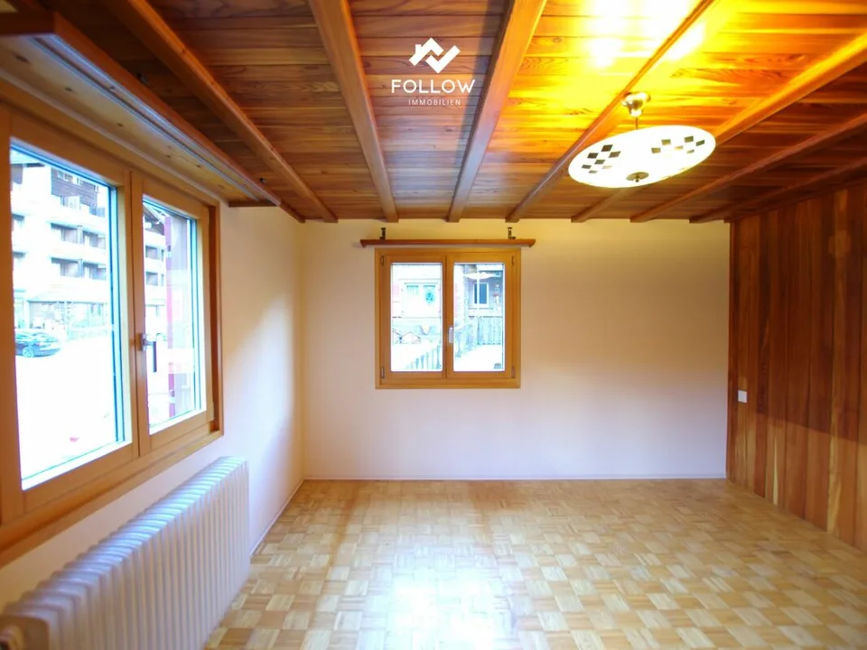 Ampio appartamento parzialmente ristrutturato e familiare di 4,5 locali con balcone e parte di giardino nel centro del villaggio di Fiesch