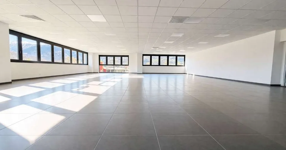 Espace commercial avec grandes fenêtres en position stratégique