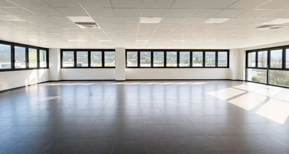 Espace commercial avec grandes fenêtres en position stratégique