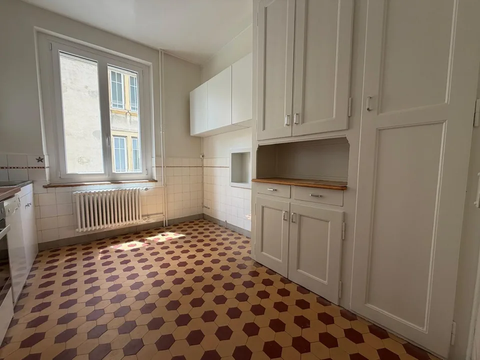 Charmantes 2.5-Zimmer-Wohnung mit Balkon in La Chaux-de-Fonds – Foto 6 von 6