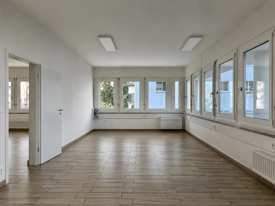 Chiasso: Bureau important à louer avec 5 pièces