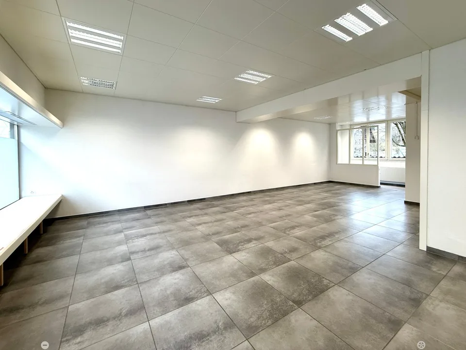 Espace commercial élégant à Biel-Mett – idéal pour la beauté, le cabinet ou le bureau