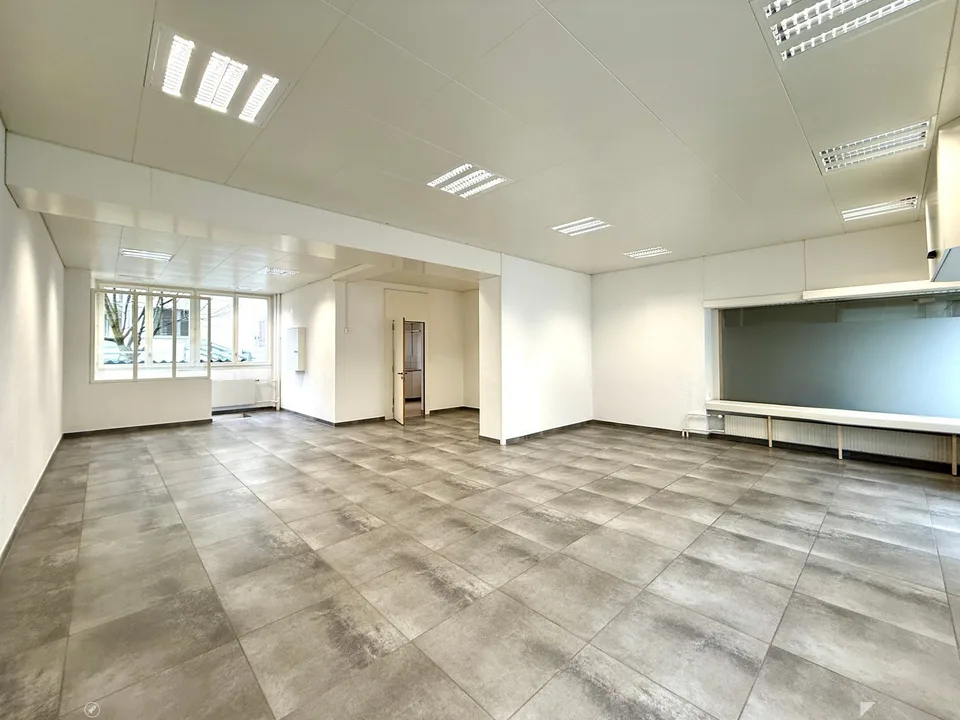 Espace commercial élégant à Biel-Mett – idéal pour la beauté, le cabinet ou le bureau