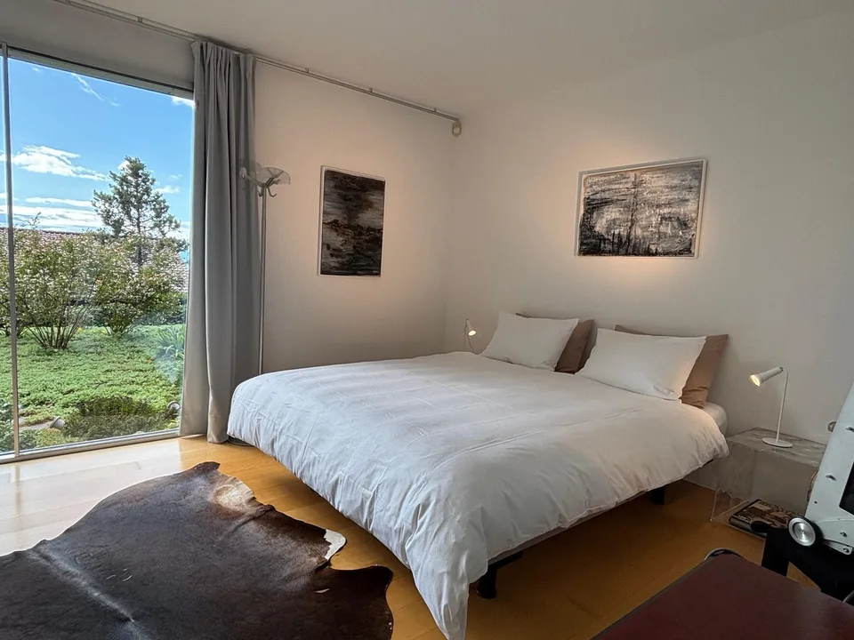 Zweistöckige Villa mit Möbeln und Blick auf den See und die Alpen – Foto 9 von 12