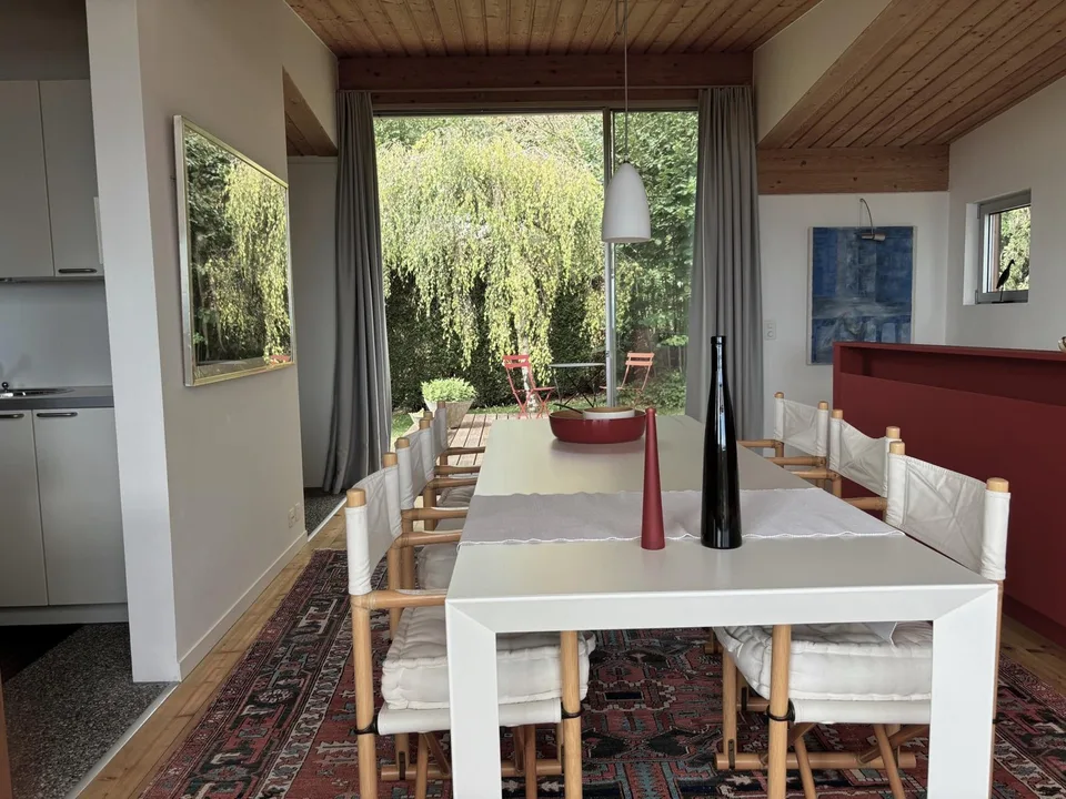 Zweistöckige Villa mit Möbeln und Blick auf den See und die Alpen – Foto 6 von 12