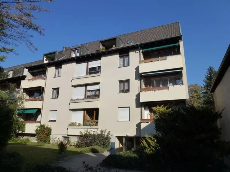 Einstellhallenplatz für Motorrad im Dorfkern von Arlesheim