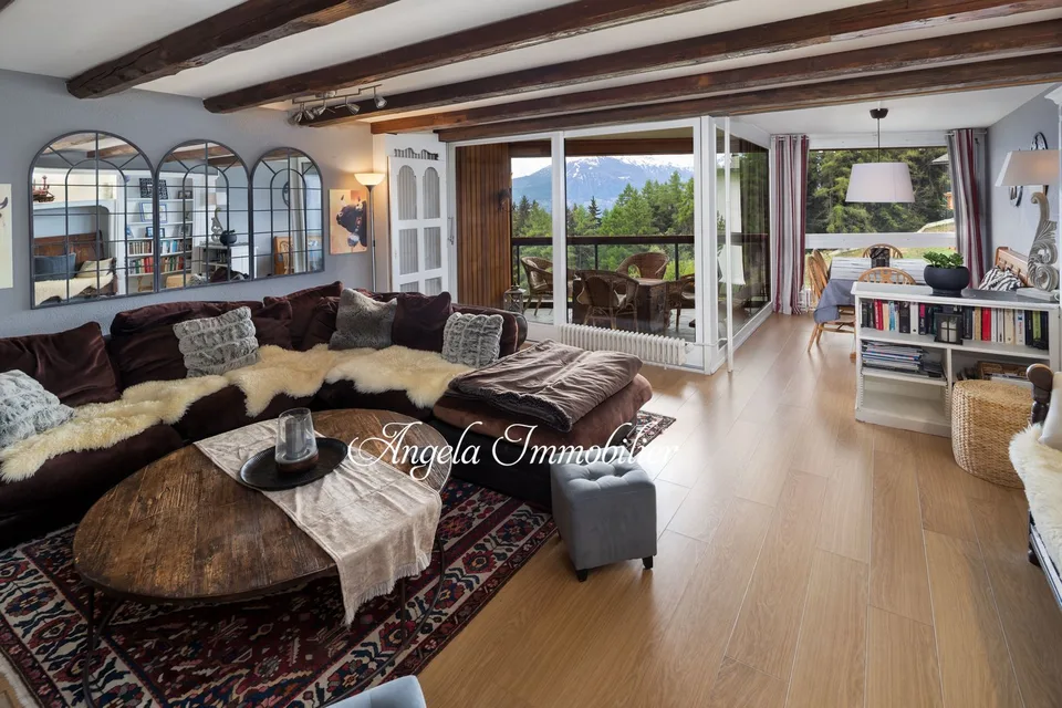 Spacious 5-room apartment with stunning Alpine views in Crans-Montana