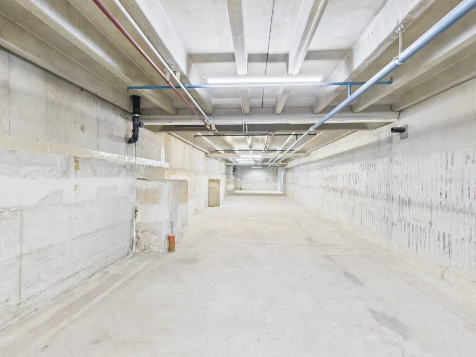 Spazio di stoccaggio di circa 280 m2 al 1° seminterrato con montacarichi