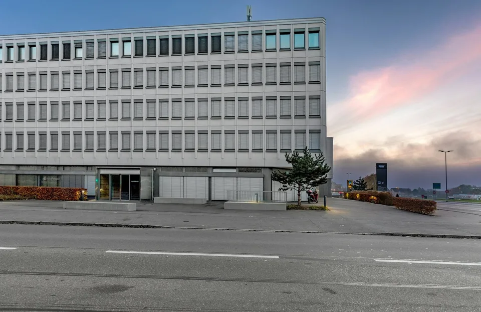 Uffici pronti per l'occupazione, di alta qualità, vicini all'aeroporto!