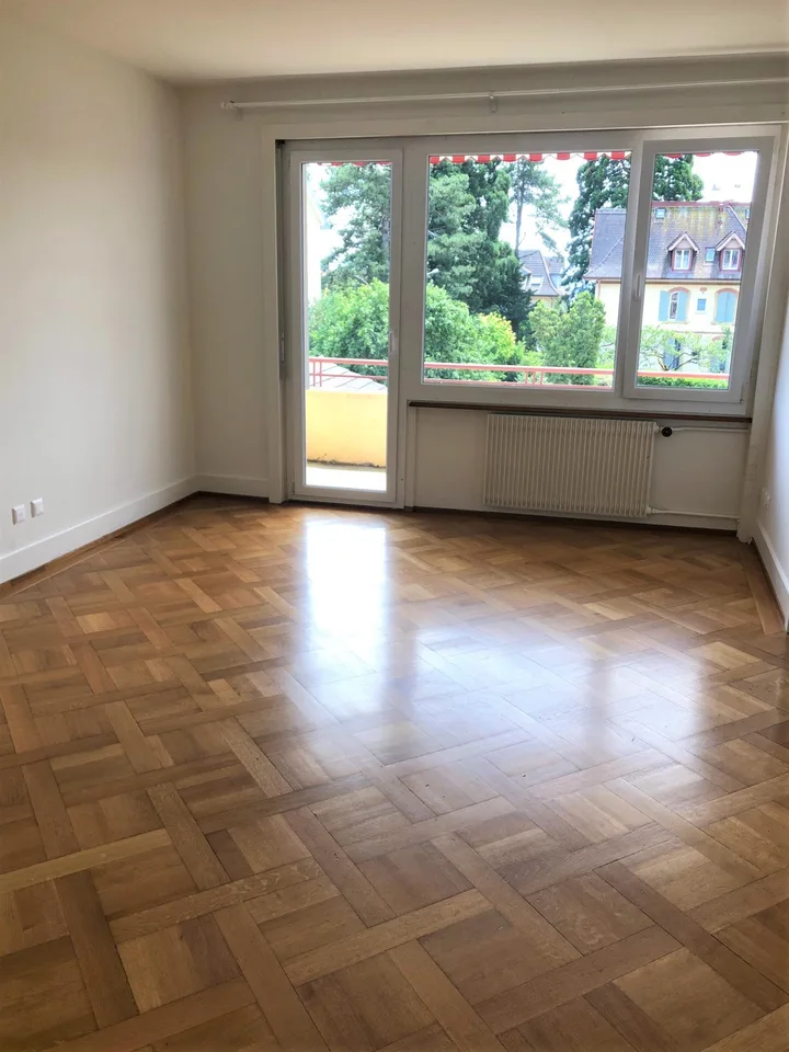Ampio appartamento di 4 locali con balcone a Peseux