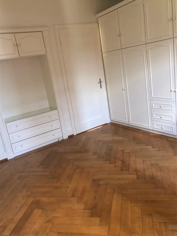 Ampio appartamento di 4 locali con balcone a Peseux