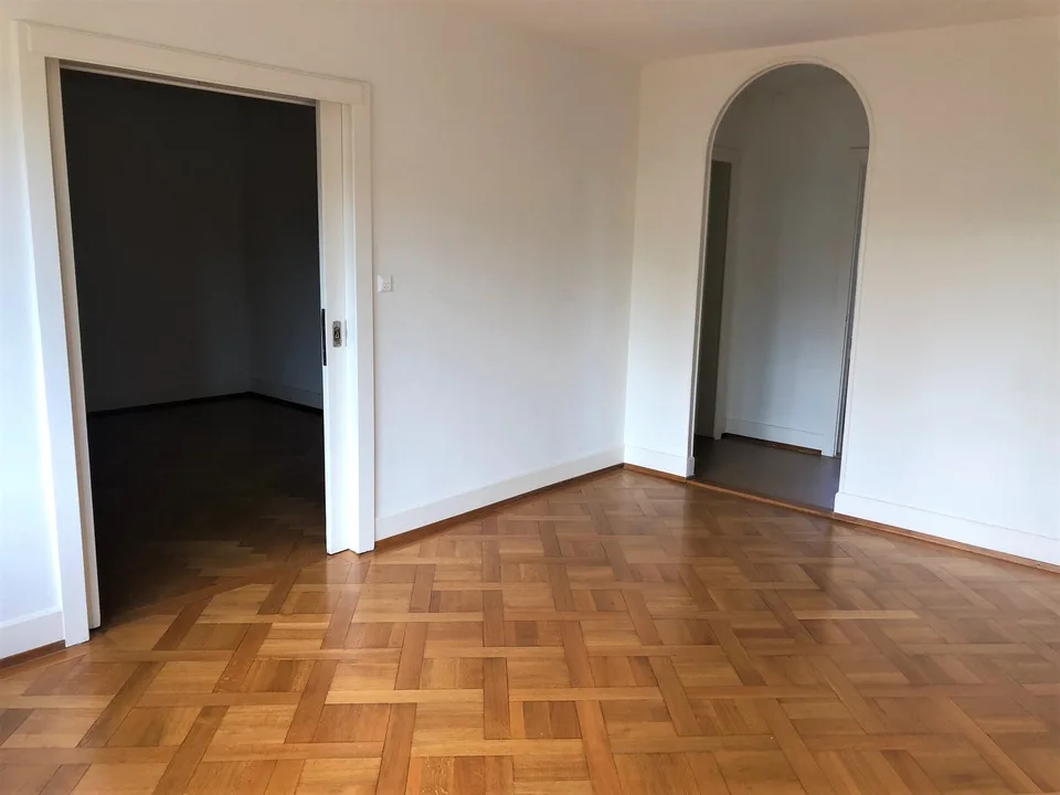 Ampio appartamento di 4 locali con balcone a Peseux