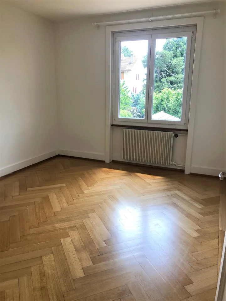 Ampio appartamento di 4 locali con balcone a Peseux