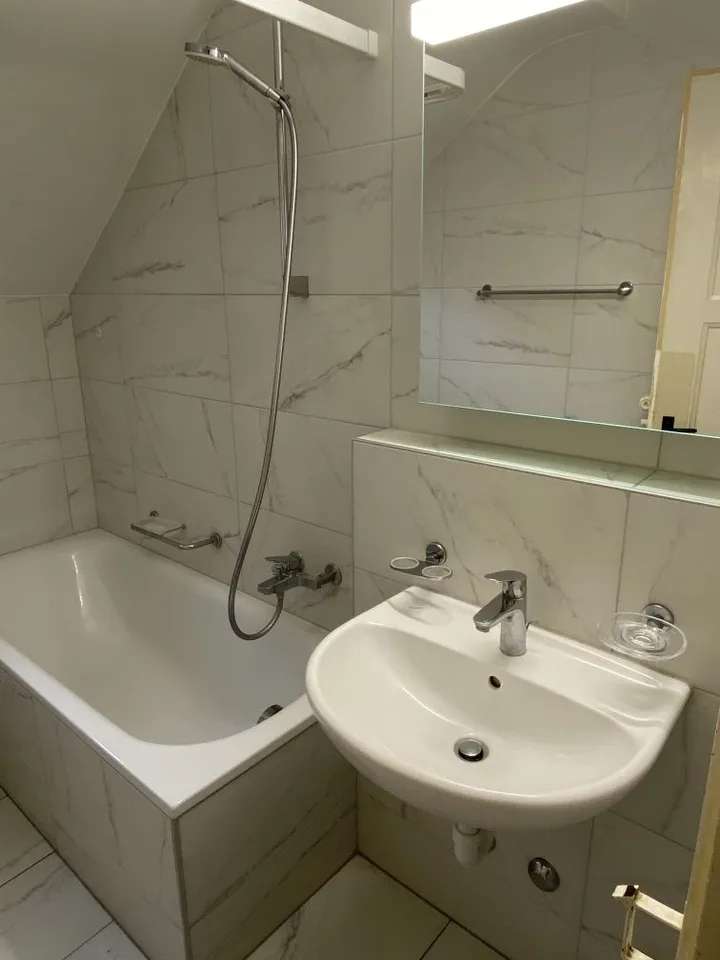 Charmanter Apartment mit 2 Zimmern und Blick auf die Stadt im Locle – Foto 6 von 8