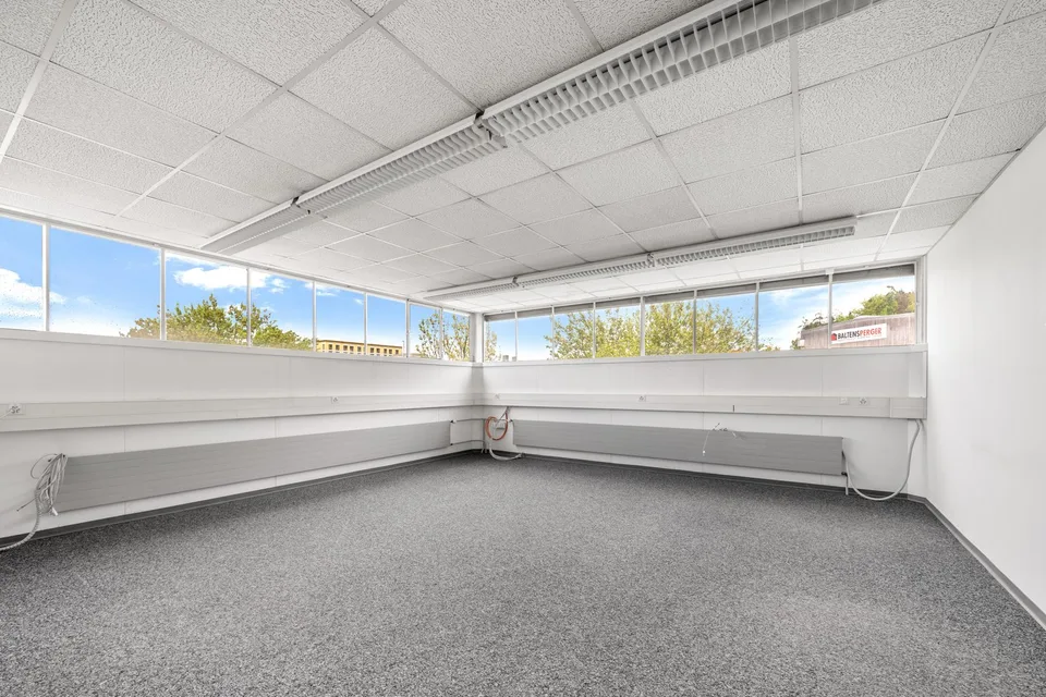 Espace de bureau spacieux et polyvalent avec connexion routière optimale – photo 7 sur 10