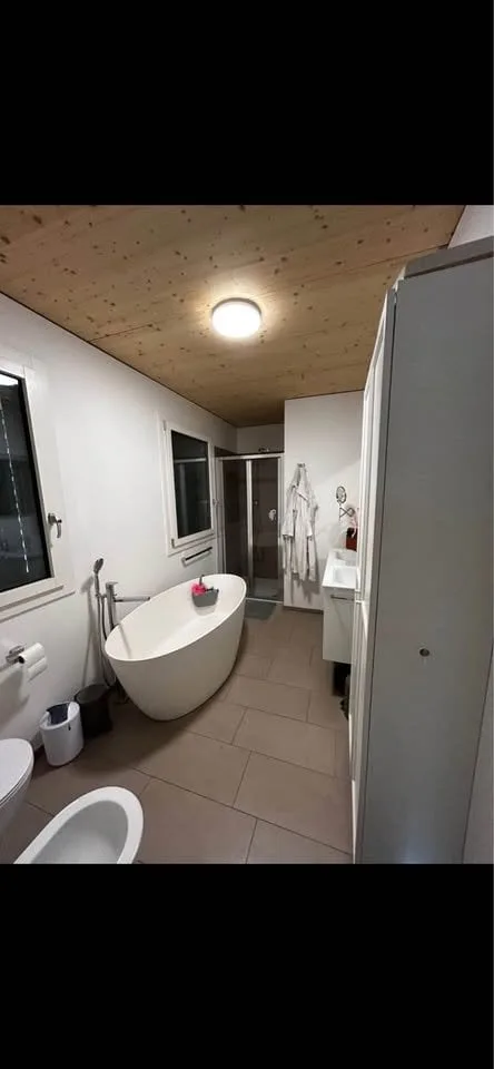Haus mit 4.5 Zimmern, privatem Garten und großen Parkplätzen