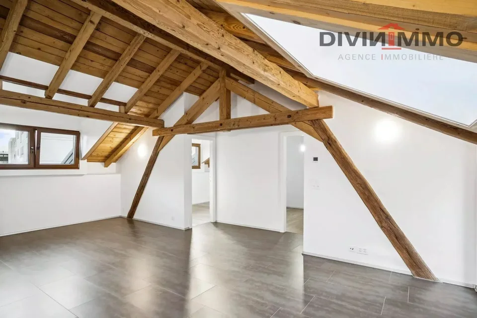 Dachgeschoss mit 4.5 Zimmern im typischen Stil im 1. Stock