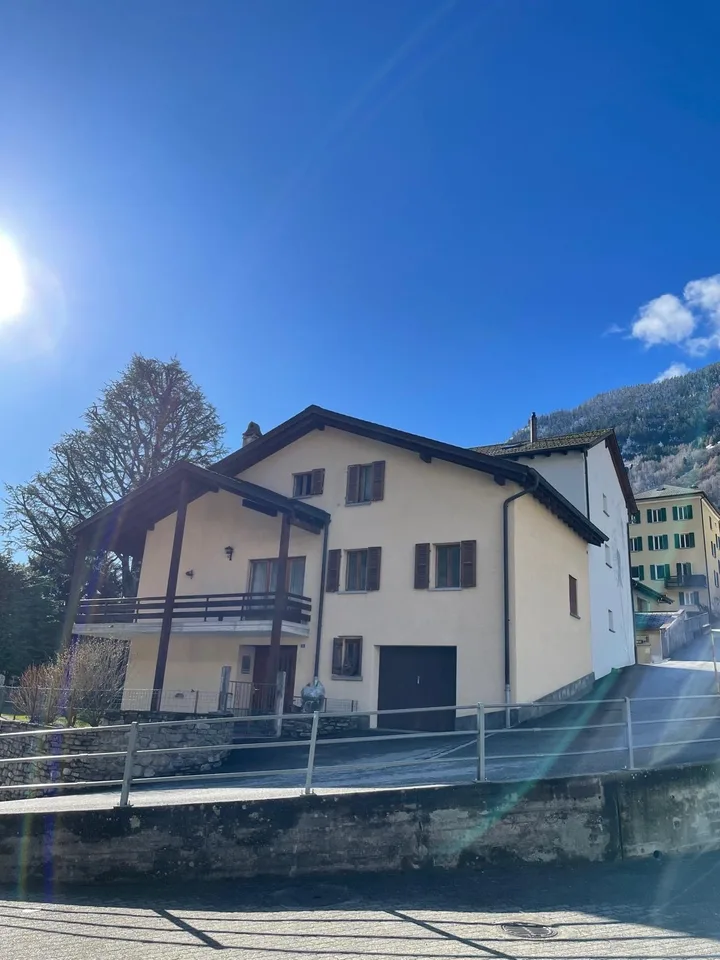 Mesocco, zona San Rocco, in posizione centrale e soleggiata vendesi curata casa unifamiliare