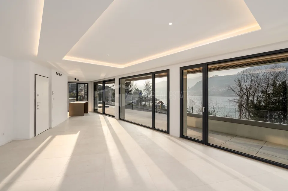 Moderne Villa mit Seeblick