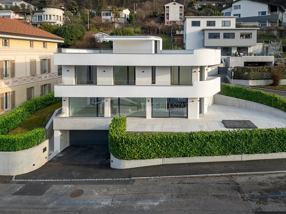 VILLA CONTEMPORANEA CON VISTA LAGO