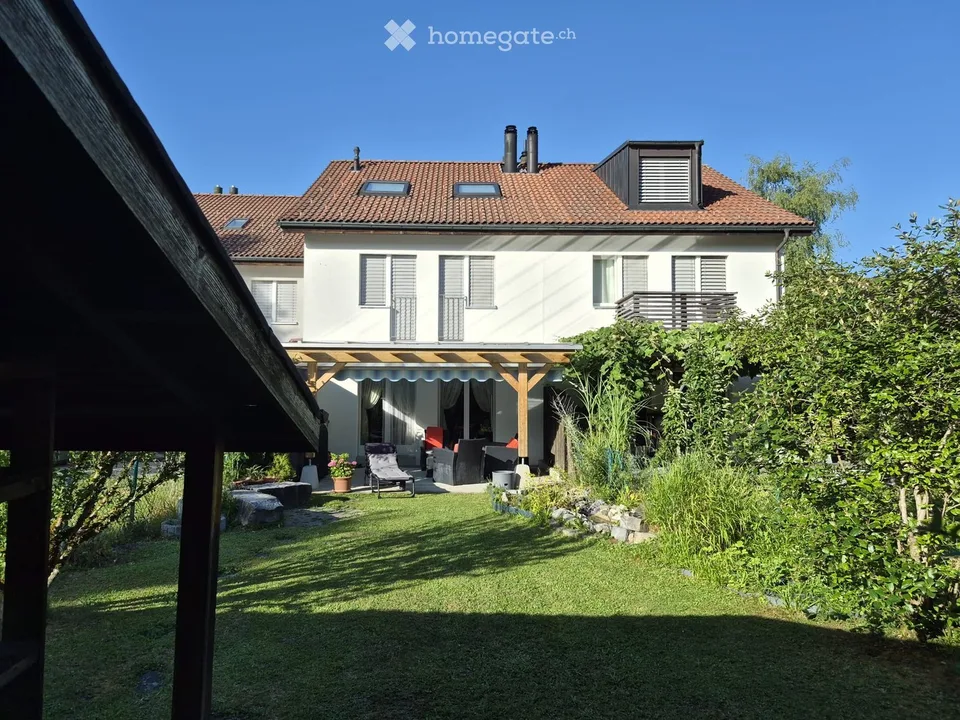 Modernes Reihen-Einfamilienhaus mit Garten