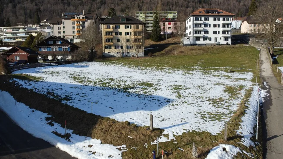St-Imier, société immobilière à vendre comprenant un terrain à bâtir avec permis
