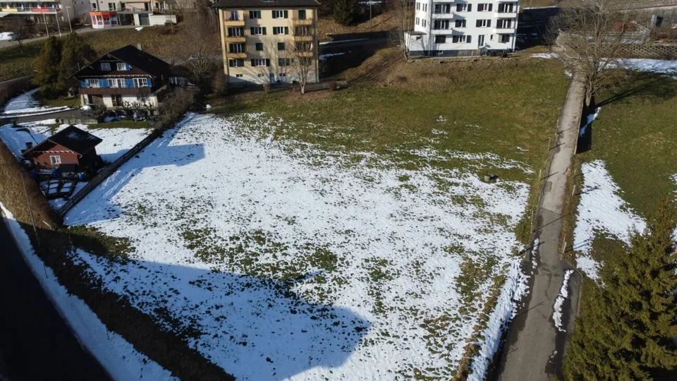 St-Imier, società immobiliare in vendita con terreno edificabile e permesso