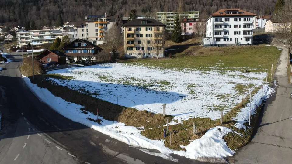 St-Imier, società immobiliare in vendita con terreno edificabile e permesso