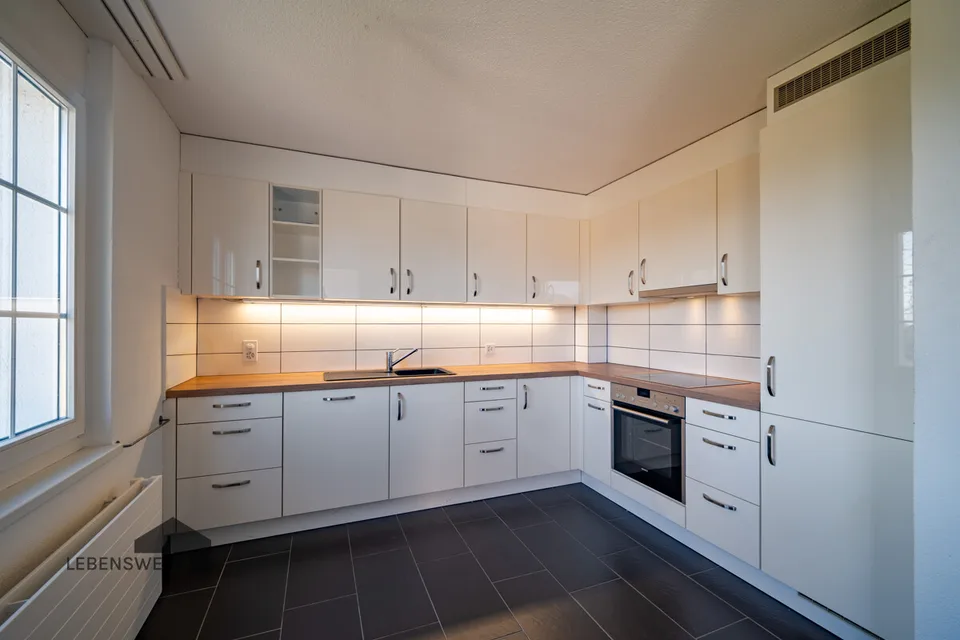 Wohnen im Dorfzentrum  Moderne Dachwohnung mit Cheminée in Hefenhofen