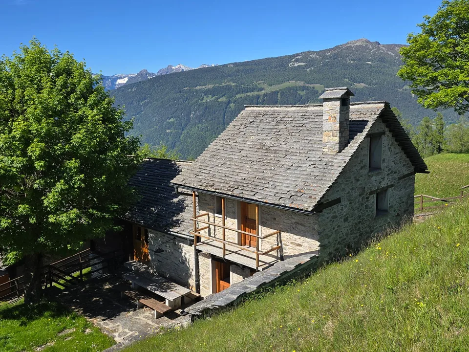 schönes Berghaus mit grossem Land und herrlichem Panoramablick