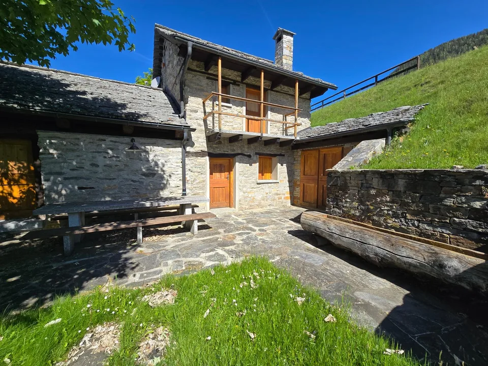 schönes Berghaus mit grossem Land und herrlichem Panoramablick
