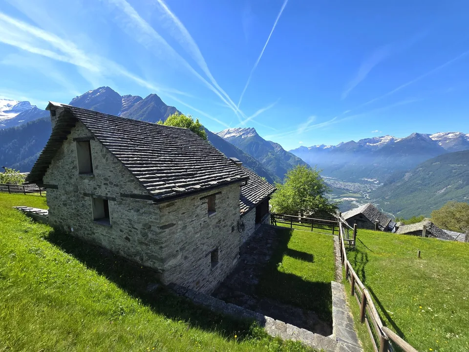 schönes Berghaus mit grossem Land und herrlichem Panoramablick