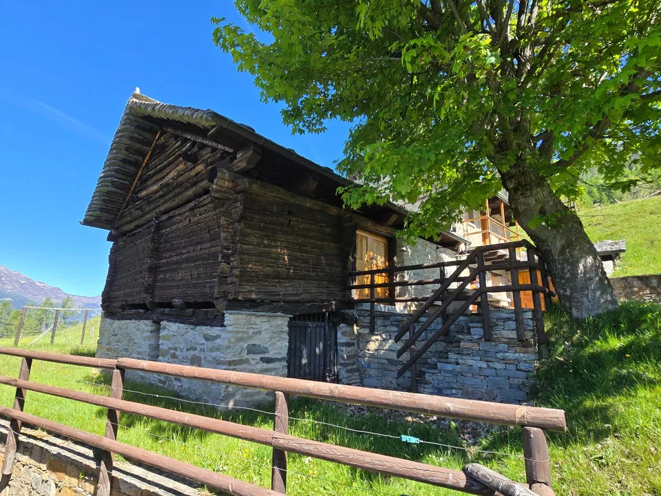 schönes Berghaus mit grossem Land und herrlichem Panoramablick