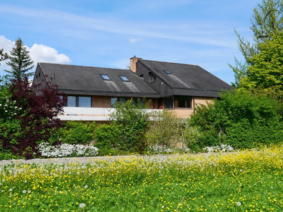Architektonisch stilvolles und sehr grosszügiges Einfamilienhaus oder 2-Generationenhaus ...