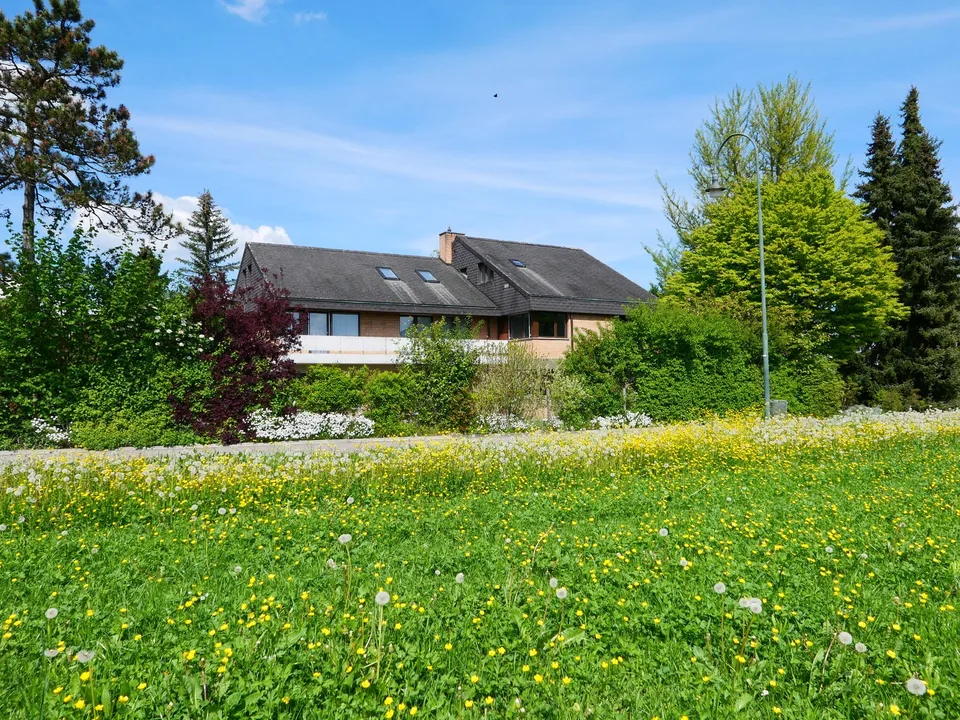 Architektonisch stilvolles und sehr grosszügiges Einfamilienhaus oder 2-Generationenhaus ...
