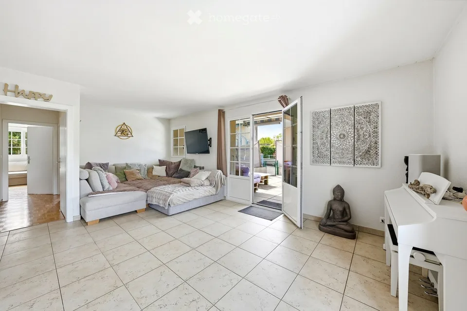 Meraviglioso appartamento di 5,5 locali a Perroy con terrazza e giardino